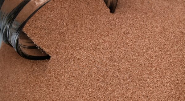 Rifiuti abrasivi e fanghi di molatura provenienti da abrasivi minerali quali sabbia di quarzo, corindone, scorie, perle di vetro e perle di ceramica | © CRB Analyse Service GmbH